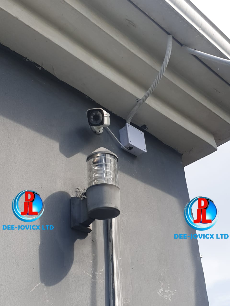 Mounted Solar Security Camera for Residential Surveillance